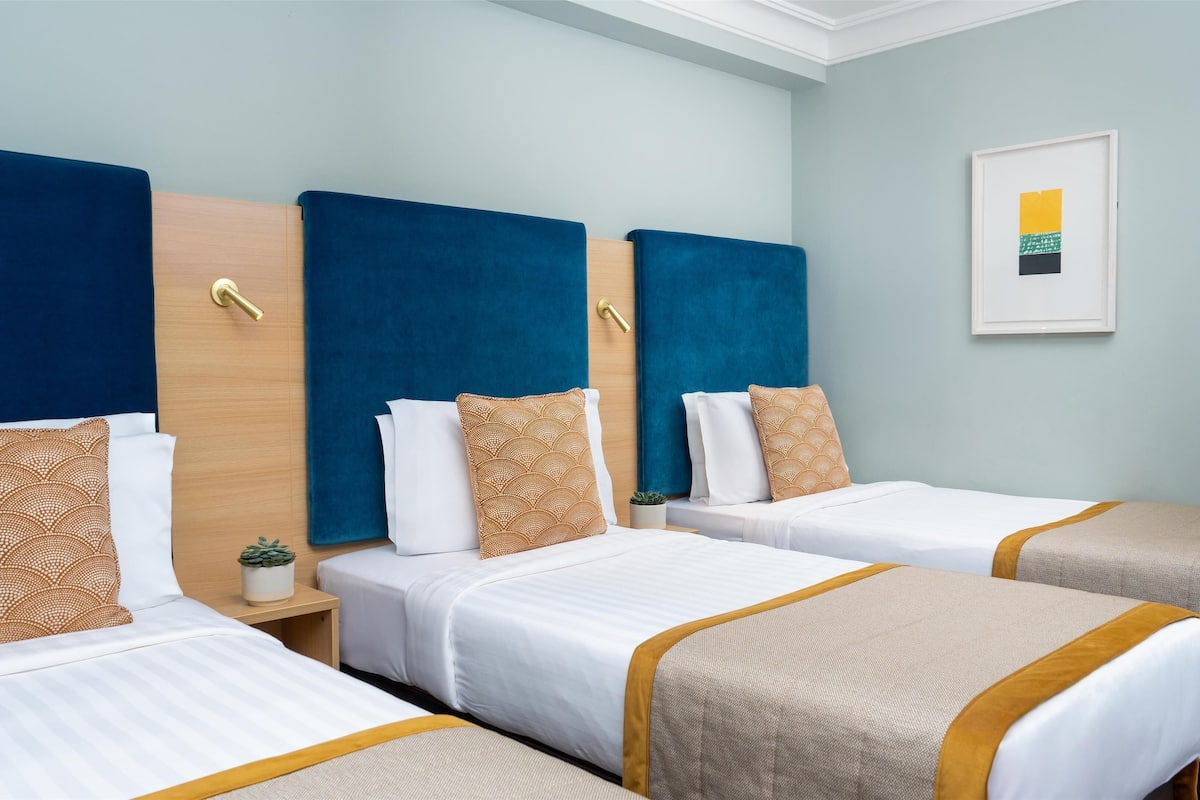 Driepersoonskamer (3 beds) | Hypoallergeen beddengoed, pillowtop-bedden, een kluis op de kamer