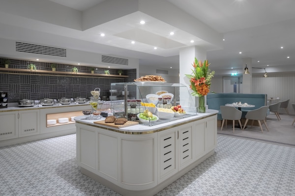 Daily full breakfast (EUR 20.50 per person)