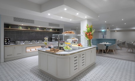 Daily full breakfast (EUR 20.50 per person)