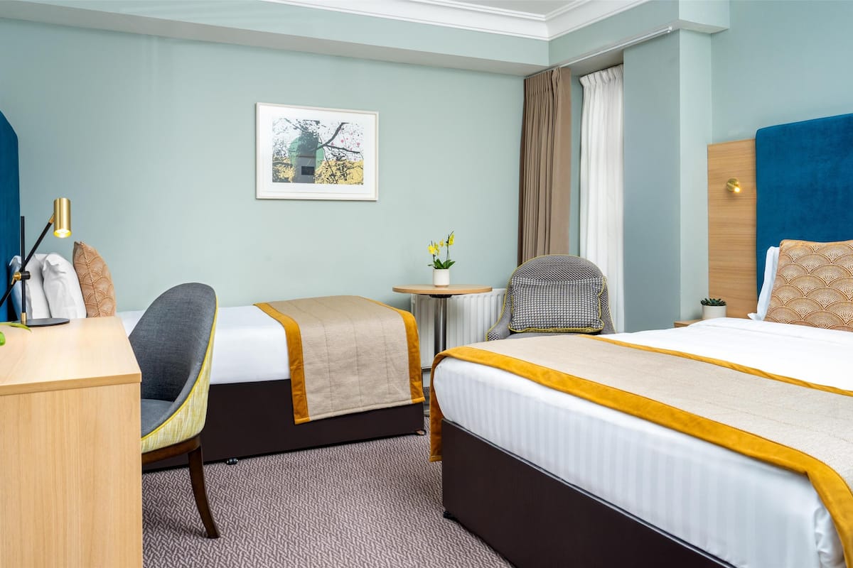 Driepersoonskamer | Hypoallergeen beddengoed, pillowtop-bedden, een kluis op de kamer