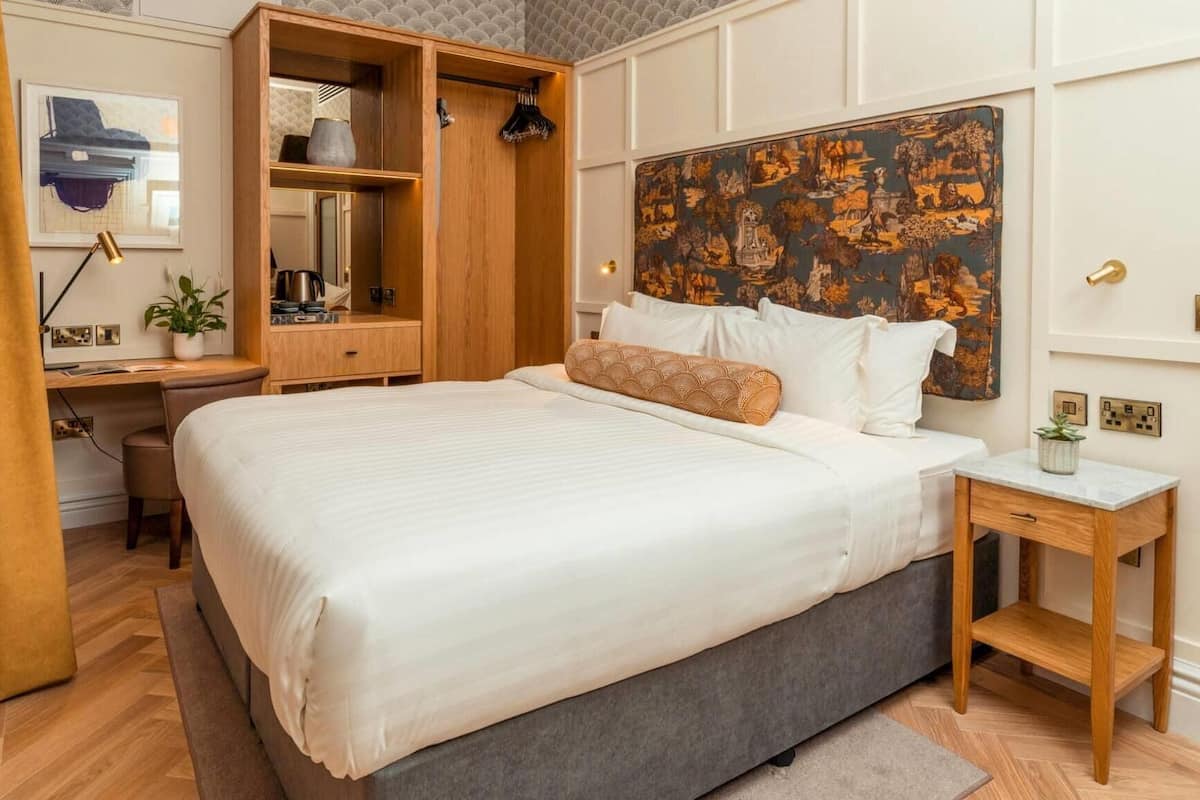 Refurbished Double Room | Hypo-allergenic bedding, pillow-top beds, in-room safe