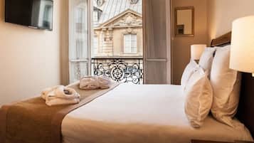 Hypo-allergenic bedding, minibar, in-room safe, desk