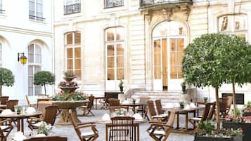 Breakfast, lunch and brunch served