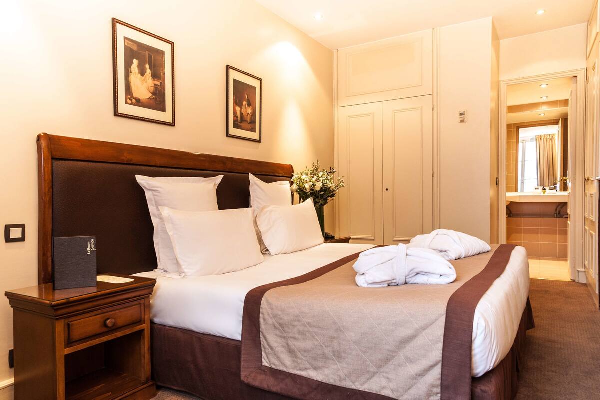 Literie hypoallergénique, minibar, coffres-forts dans les chambres