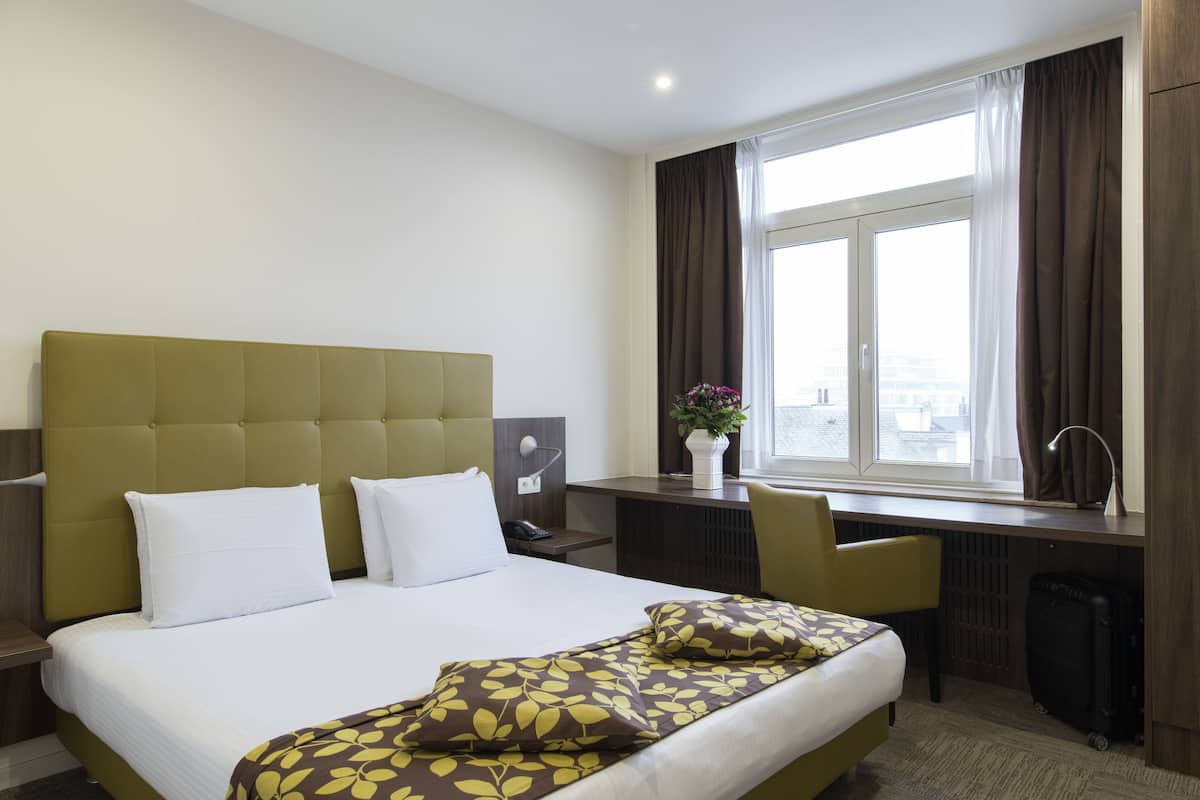 1 Schlafzimmer, Zimmersafe, Schreibtisch, laptopgeeigneter Arbeitsplatz
