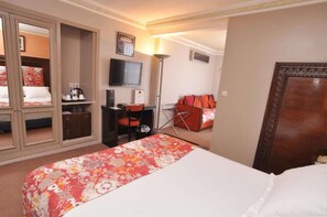 Minibar, in-room safe, laptop workspace, blackout drapes - Hotel Toubkal (Casablanca)