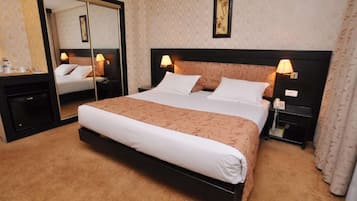 Minibar, värdeförvaringsskåp på rummet och arbetsyta för laptop