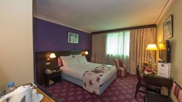 Minibar, pengeskab på værelset, arbejdsområde til bærbare computere