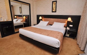 Minibar, in-room safe, laptop workspace, blackout curtains