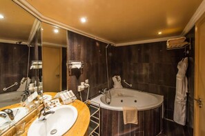 Minibar, caja fuerte, espacio para trabajar con un portátil