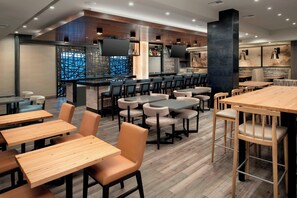 Bar (on property) - Delta Hotels by Marriott Seattle Everett (Everett)