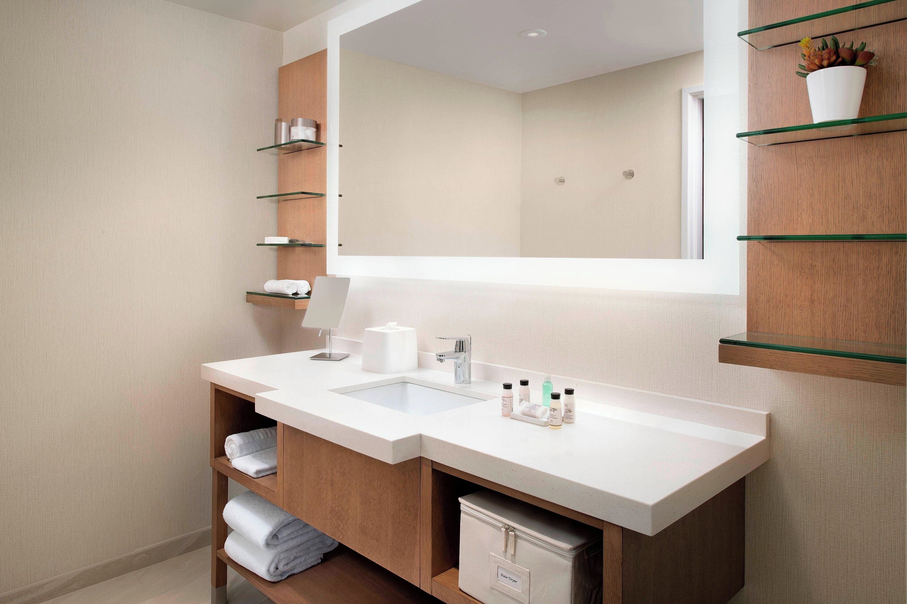 suite, 1 king bed, ground floor | bathroom | shower, free toiletries, hair dryer, towels