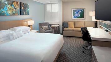 Ropa de cama de alta calidad y caja de seguridad en la habitación