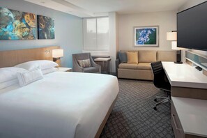 Roupas de cama premium, cofres nos quartos, escrivaninha