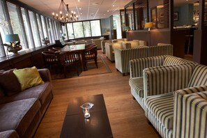 2 Bars/Lounges