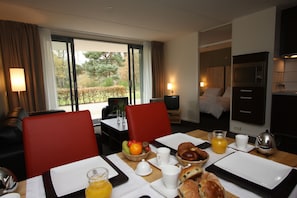 Apartment, 2 Bedrooms | In-room safe, desk, cribs/infant beds, free WiFi