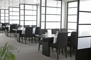 2 restaurants, lunch served