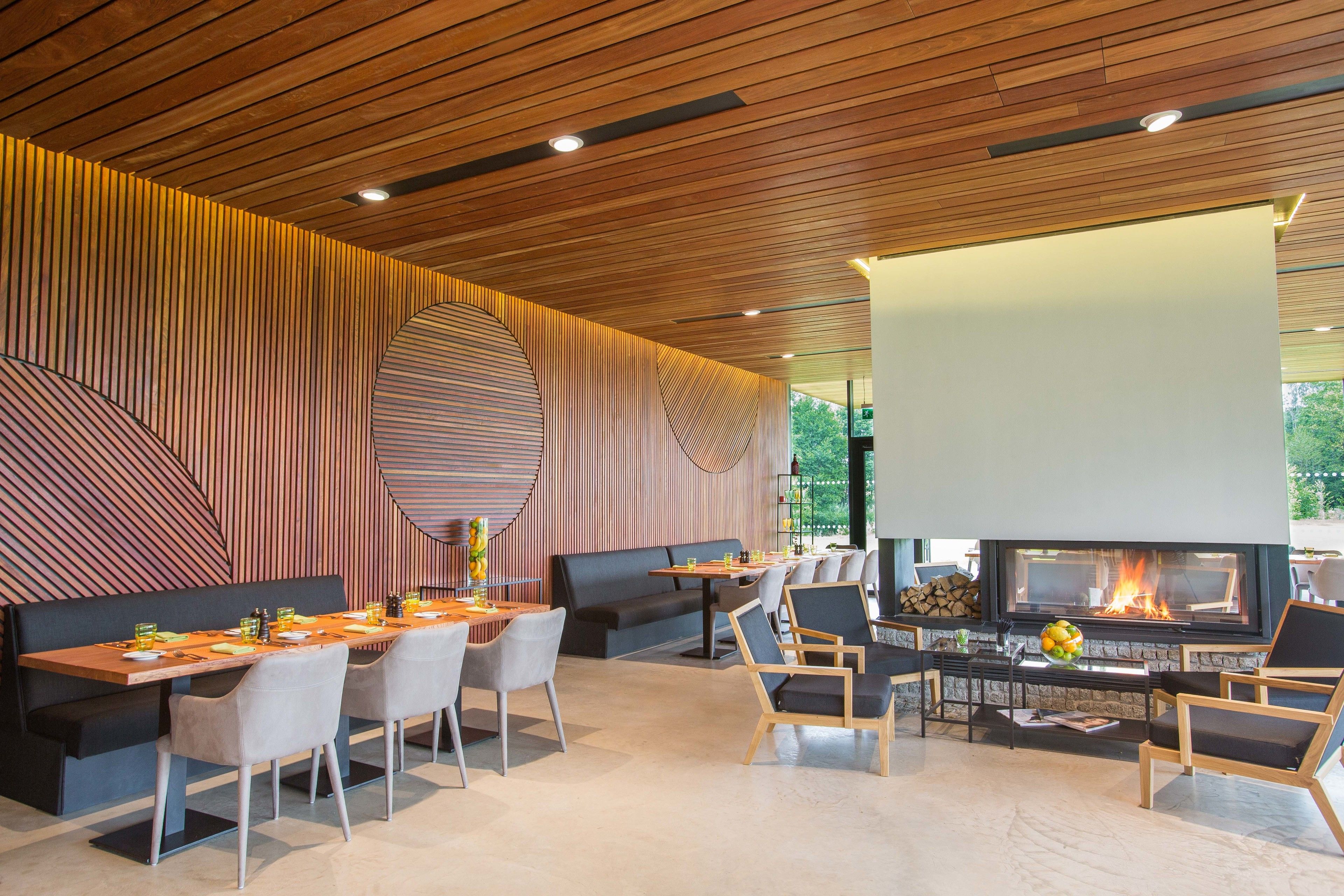 3 restaurants, lunch, dinner served; italian cuisine