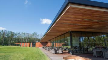 3 restaurants servant le déjeuner et le dßner, plats Cuisine italienne