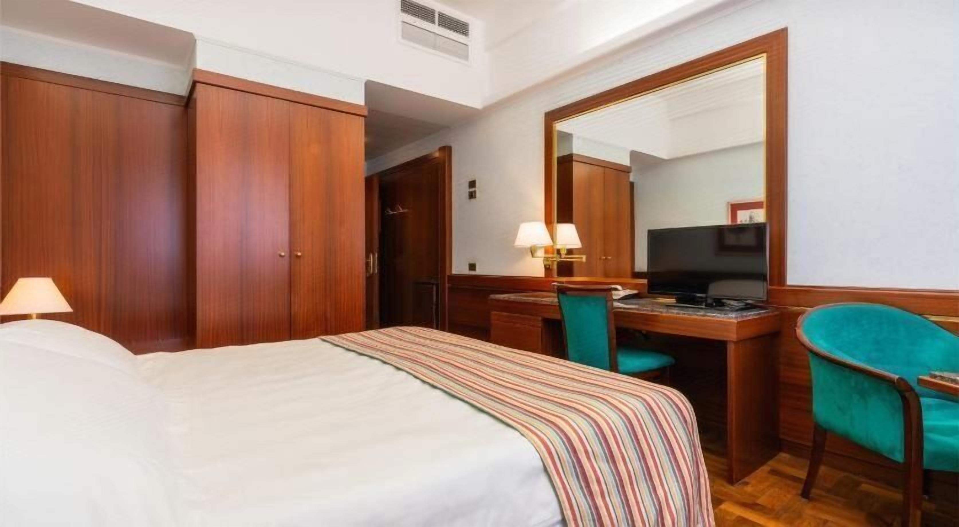 Cubrecamas, colchones Select Comfort y minibar 