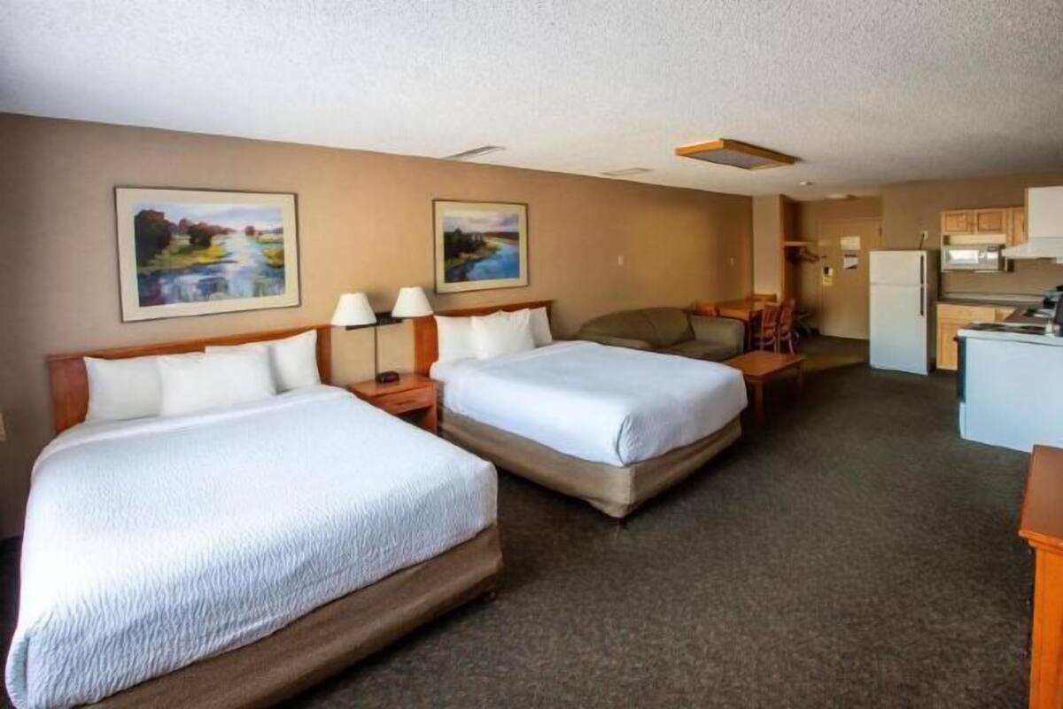 1 habitación, cortinas blackout y tabla de planchar con plancha