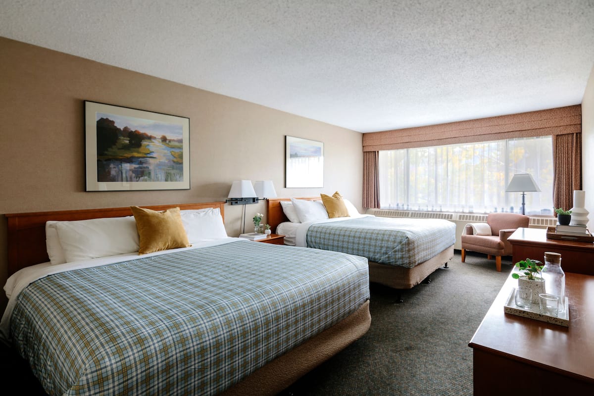 Deluxe Room | 1 bedroom, blackout drapes, iron/ironing board, rollaway beds