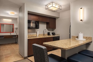 Geladeira, micro-ondas, cooktop, lava-louças