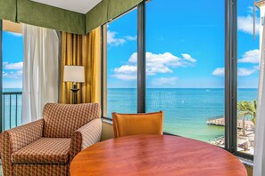 Standardzimmer, 2 Queen-Betten, Balkon (Gulf View) | 1 Schlafzimmer, hochwertige Bettwaren, Daunenbettdecken