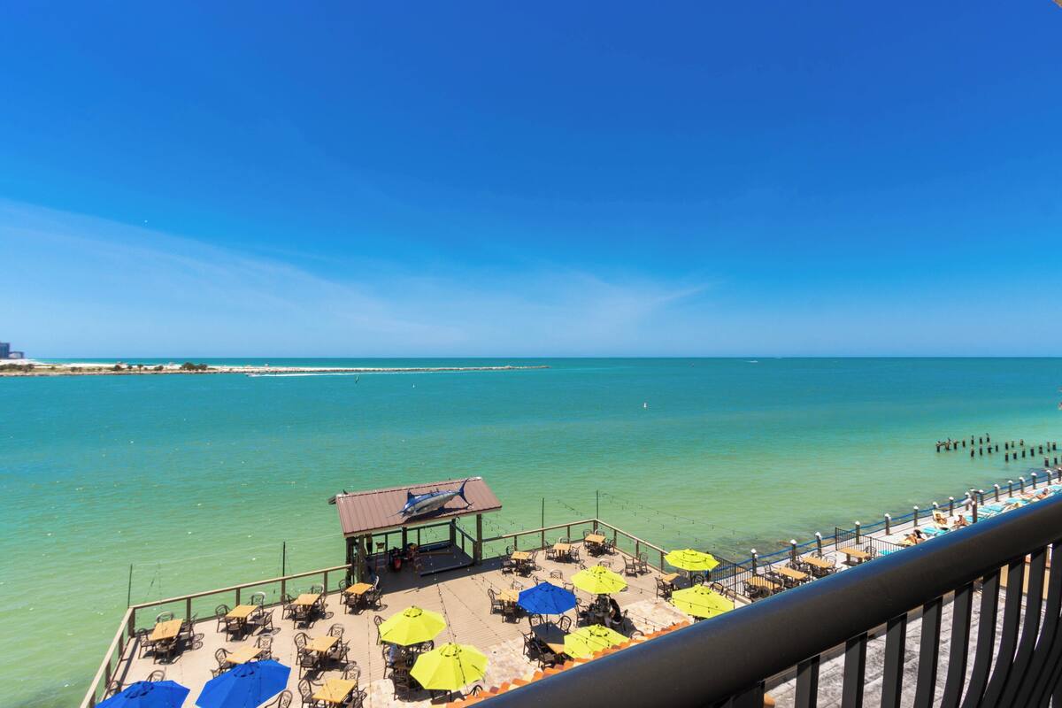Ein Restaurant am Strand mit Außenbereich und Meerblick.