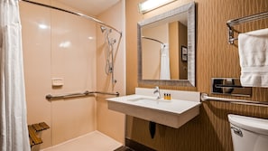Chambre Standard, 1 trÚs grand lit, accessible aux personnes à mobilité réduite | Salle de bain | SÚche-cheveux, serviettes fournies, savon, shampoing