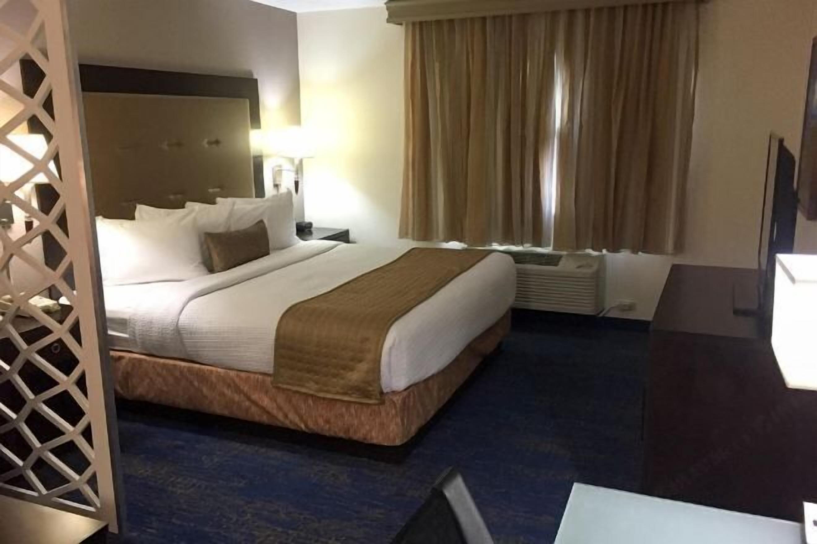 Escritorio, cortinas opacas, sistema de insonorización