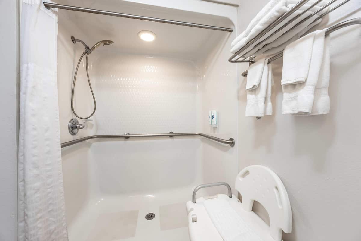 1 bedroom, premium bedding, desk, laptop workspace