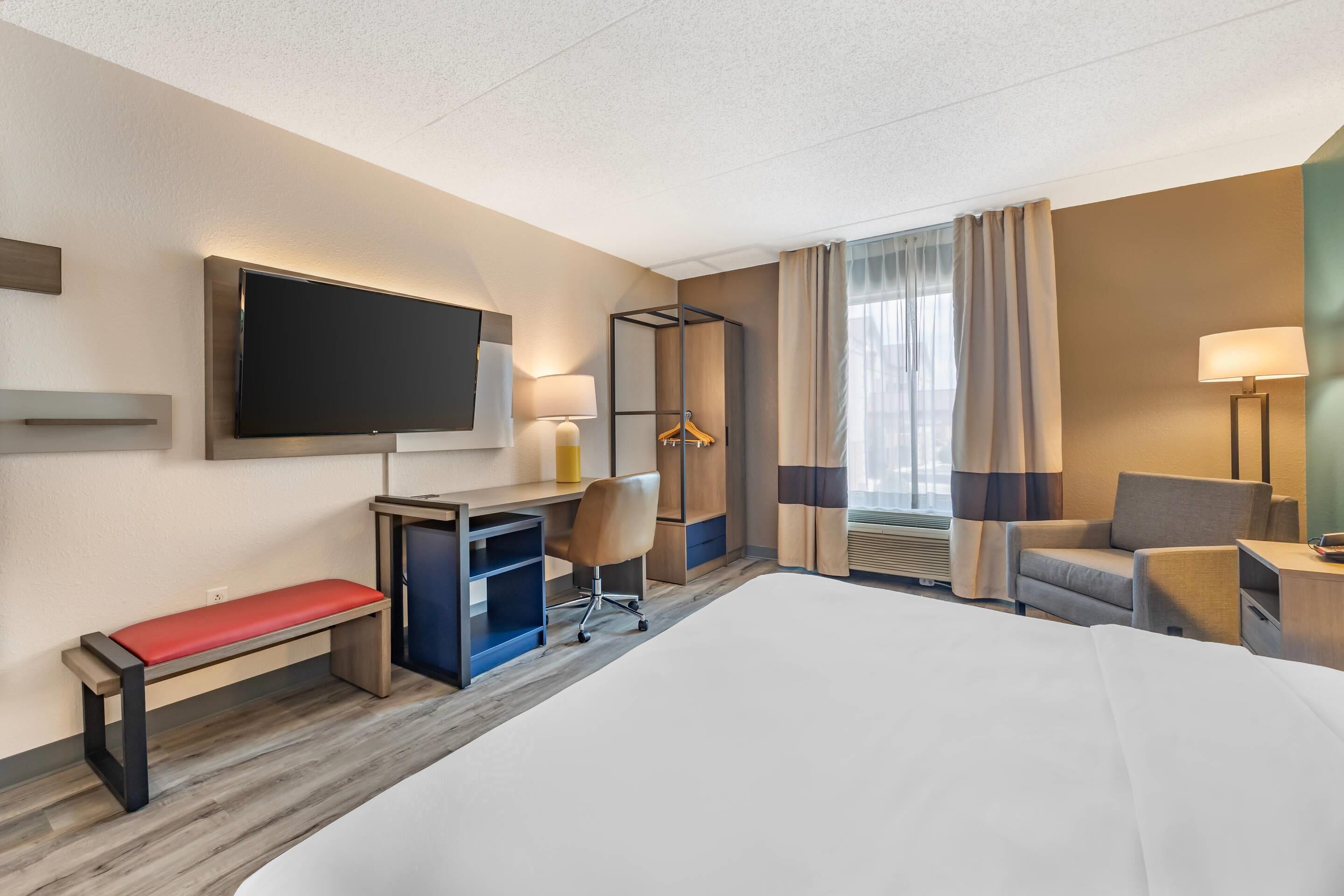 room, 1 king bed, non smoking | 1 bedroom, premium bedding, desk, laptop workspace