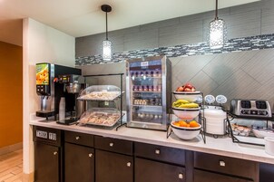 Café da manhã com buffet grátis todos os dias