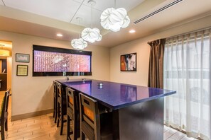 Café da manhã com buffet grátis todos os dias