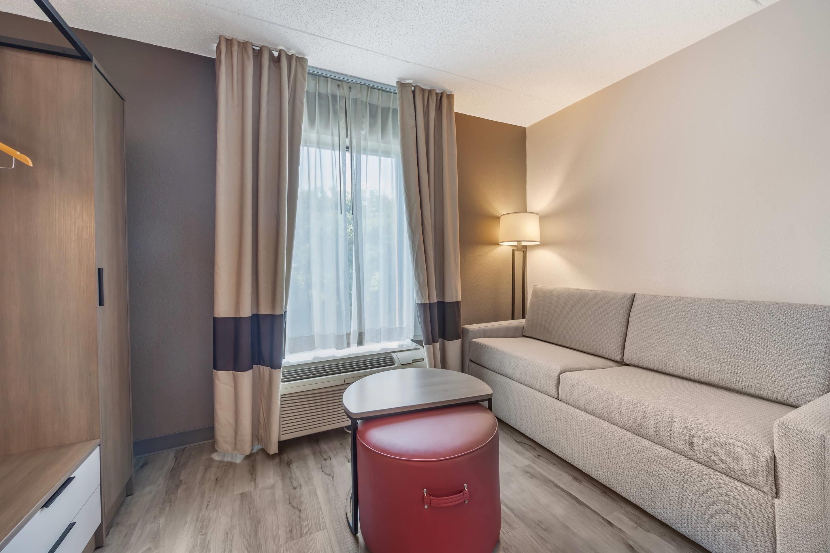 スイート キングベッド 1 台 禁煙 | 1 室のベッドルーム、高級寝具、デスク、ノートパソコン用作業スペース