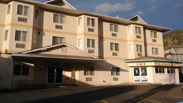 Vista frontal de la propiedad