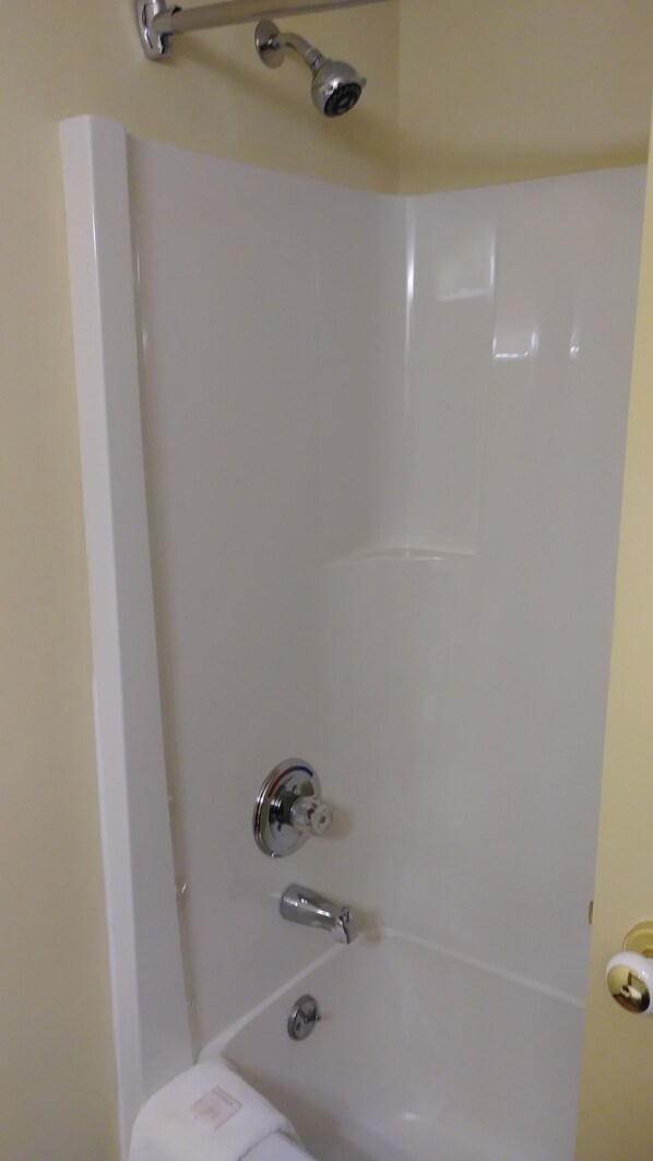 Bathroom shower - Travelodge by Wyndham Merritt (Merritt)