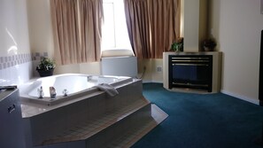 Suite, 1 King Bed, Non Smoking, Refrigerator | Room amenity - Travelodge by Wyndham Merritt (Merritt)