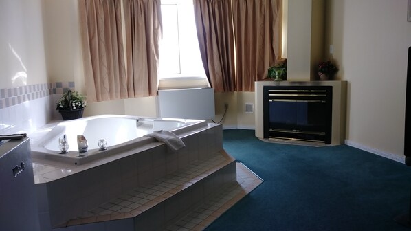 Suite, 1 King Bed, Non Smoking, Refrigerator | Room amenity - Travelodge by Wyndham Merritt (Merritt)