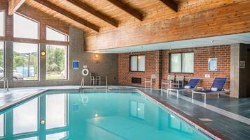 Indoor pool, sun loungers