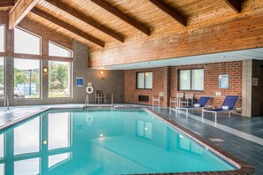 Piscine couverte, chaises longues