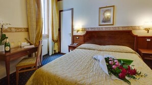 Double or Twin Room | Couette en duvet d'oie, minibar, coffres-forts dans les chambres, bureau