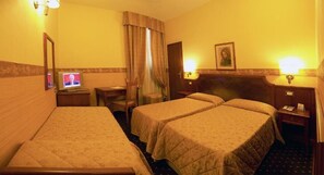 Triple room | Dundyner, minibar, safe på rommet og individuelt innredet