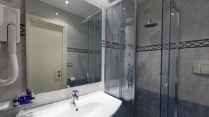 Douche, articles de toilette gratuits, sèche-cheveux, bidet