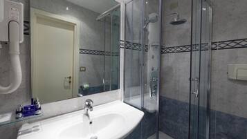 Dusche, kostenlose Toilettenartikel, Haartrockner, Bidet