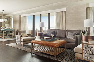 总统套房 | 客厅 | 55-英寸液晶电视（配备卫星频道）、电视、收费电影