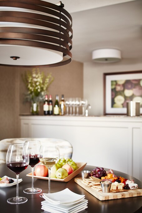 Suite (Hospitality) | Area soggiorno | TV LCD 55 pollici con canali satellitari, TV, film pay-per-view