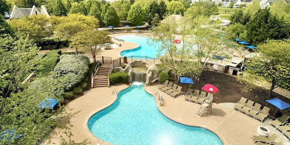 Indoor pool, seasonal outdoor pool, pool loungers