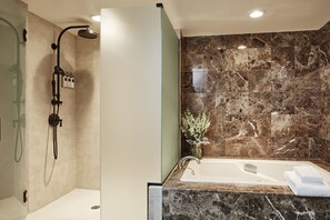 Presidentiële suite | Badkamer | Een bad/douchecombinatie, designer toiletartikelen, een haardroger
